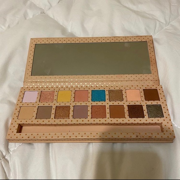 KylieJenner “take me on vacation” eyeshadow pallet - Picture 2 of 3